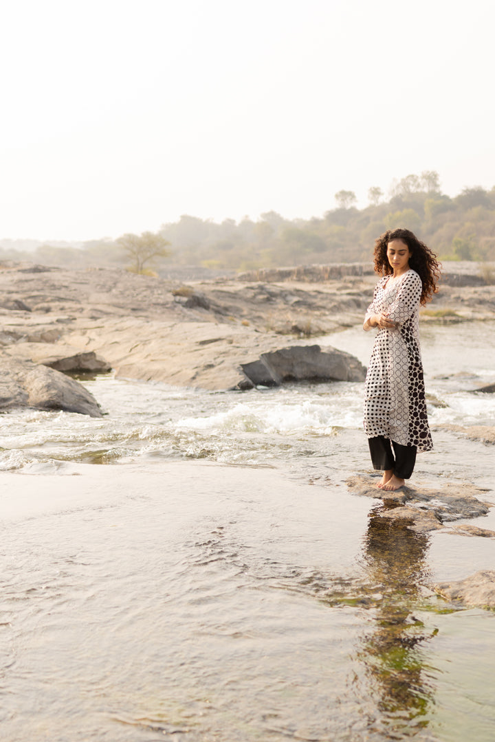 Black Bagh Circle Print Cotton Straight Kurta – Tarang