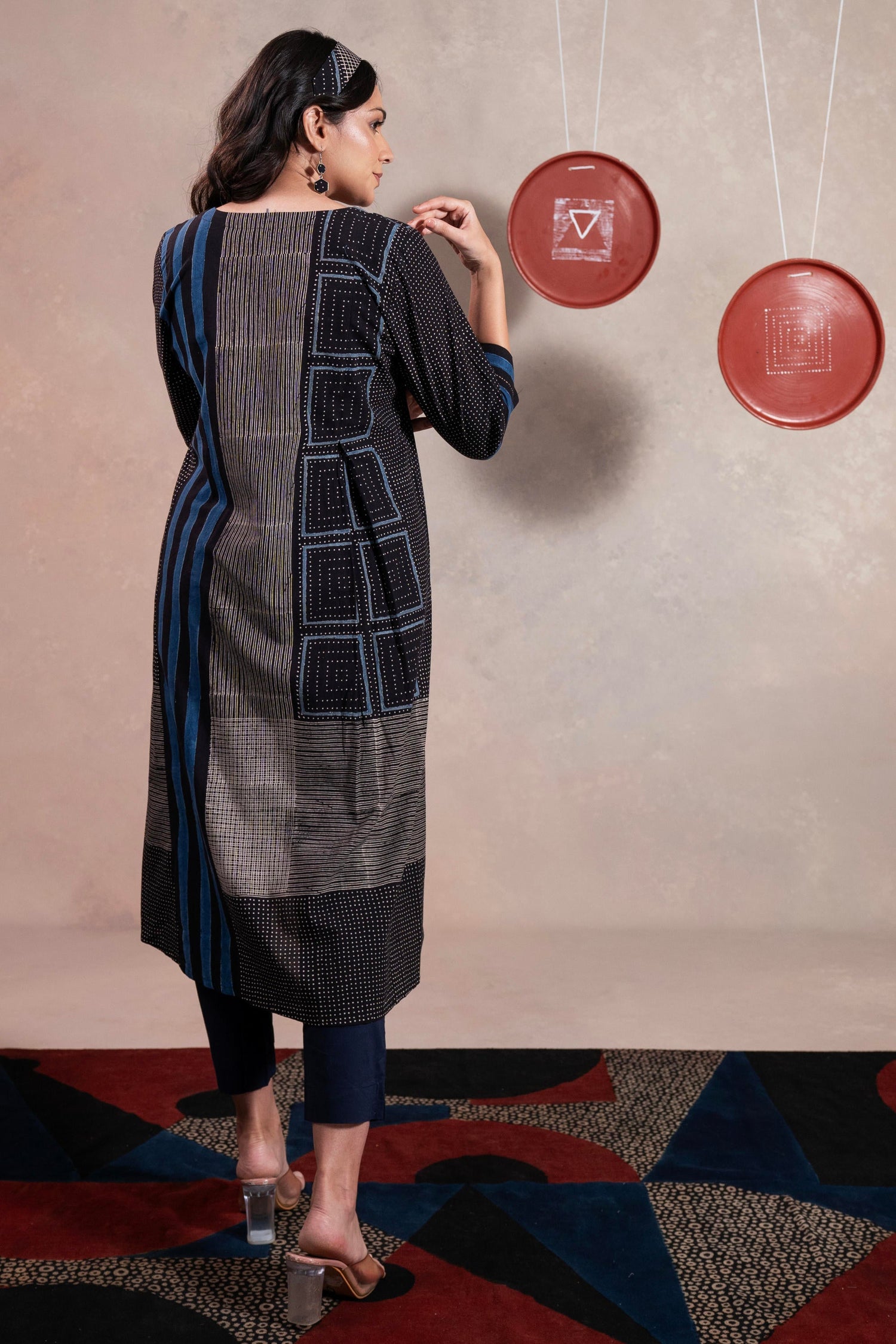 Aakaar Black Ajarakh Cotton Kurta | Ray-ethnic