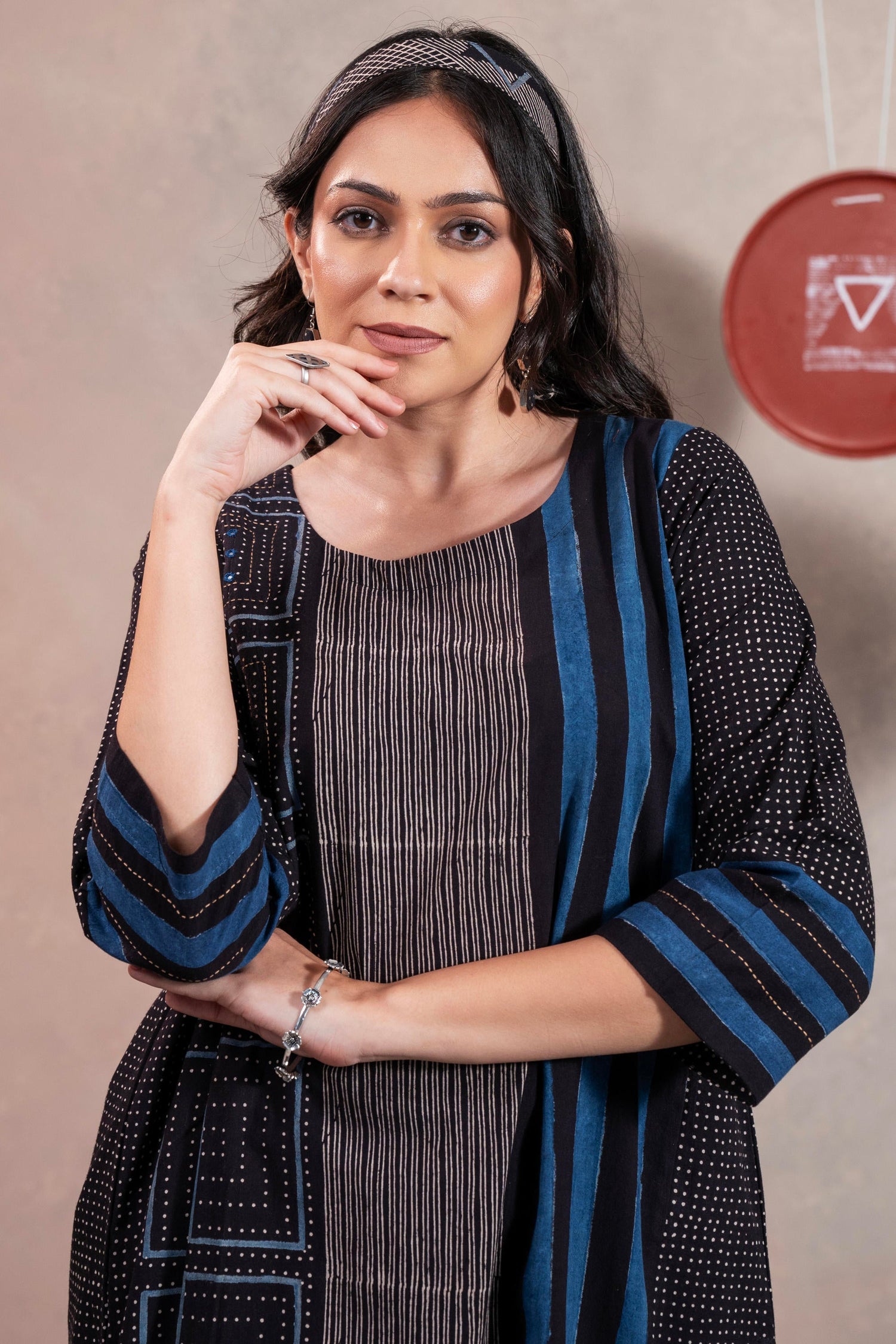 Aakaar Black Ajarakh Cotton Kurta | Ray-ethnic