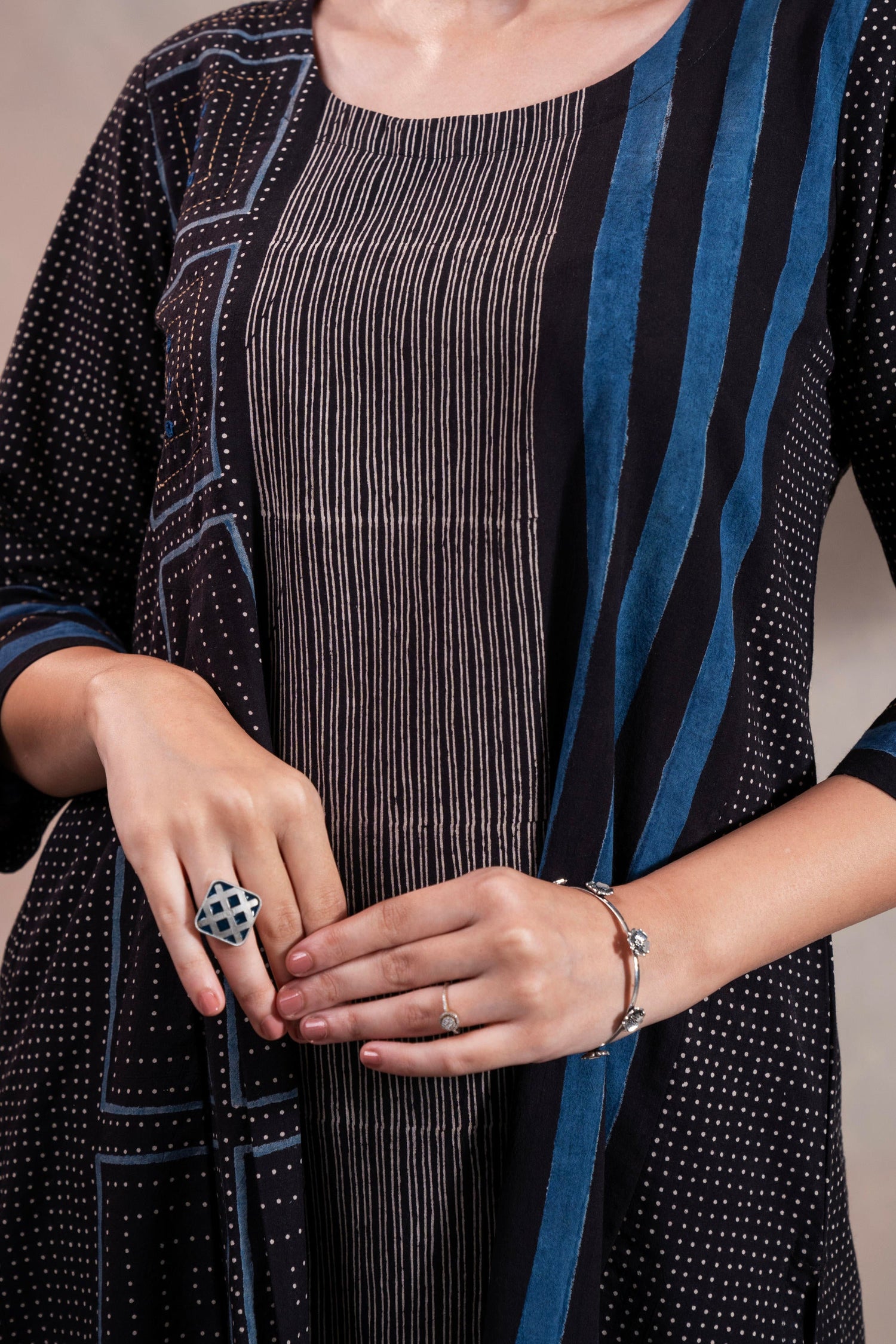 Aakaar Black Ajarakh Cotton Kurta | Ray-ethnic