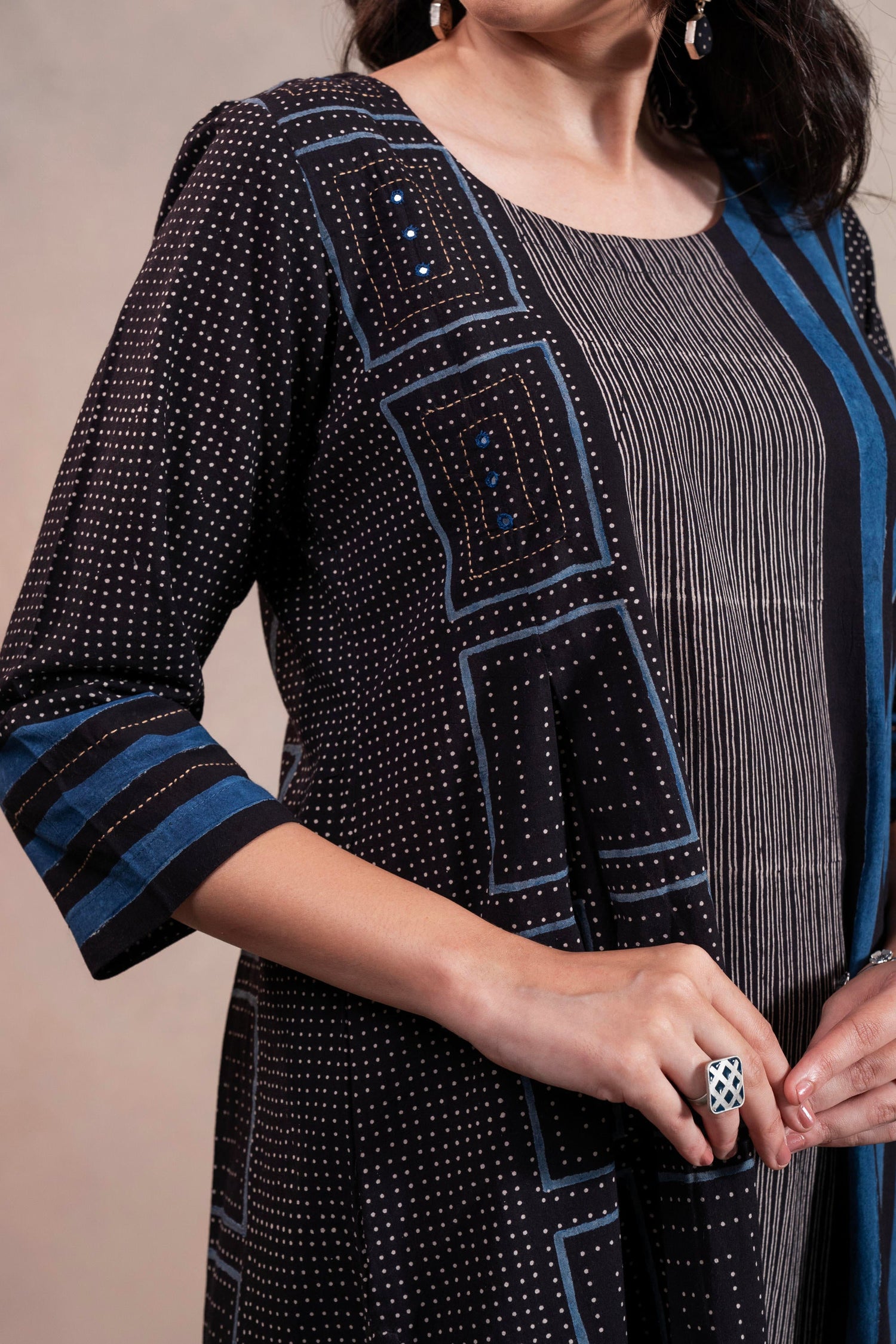 Aakaar Black Ajarakh Cotton Kurta | Ray-ethnic
