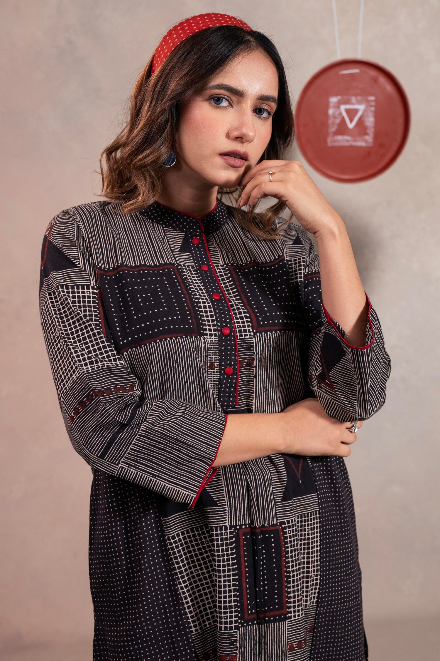 Aakaar Black Ajarakh Cotton Kurta | Ray-ethnic