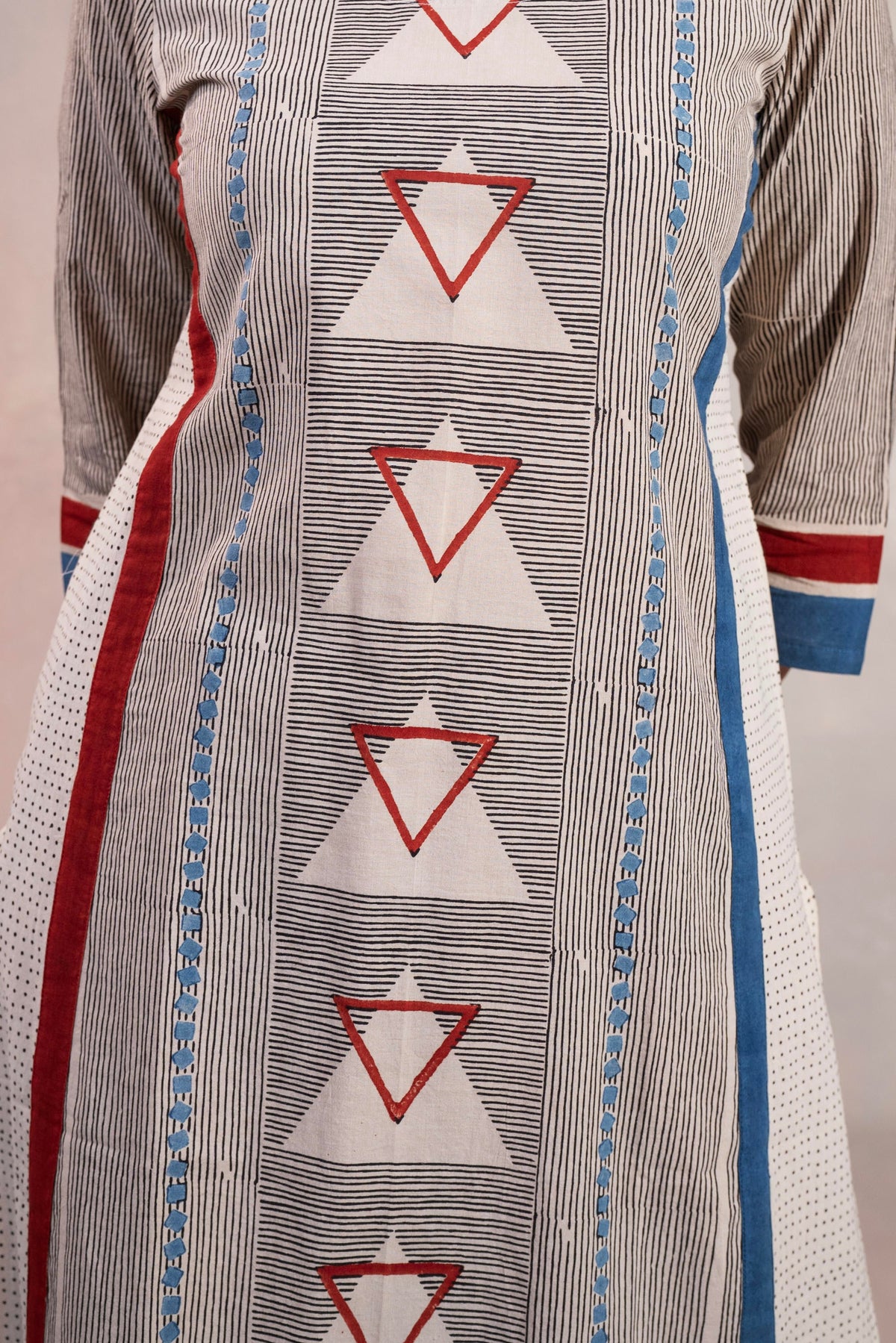 Aakar Cream Ajarakh Cotton Kurta | Ray-ethnic