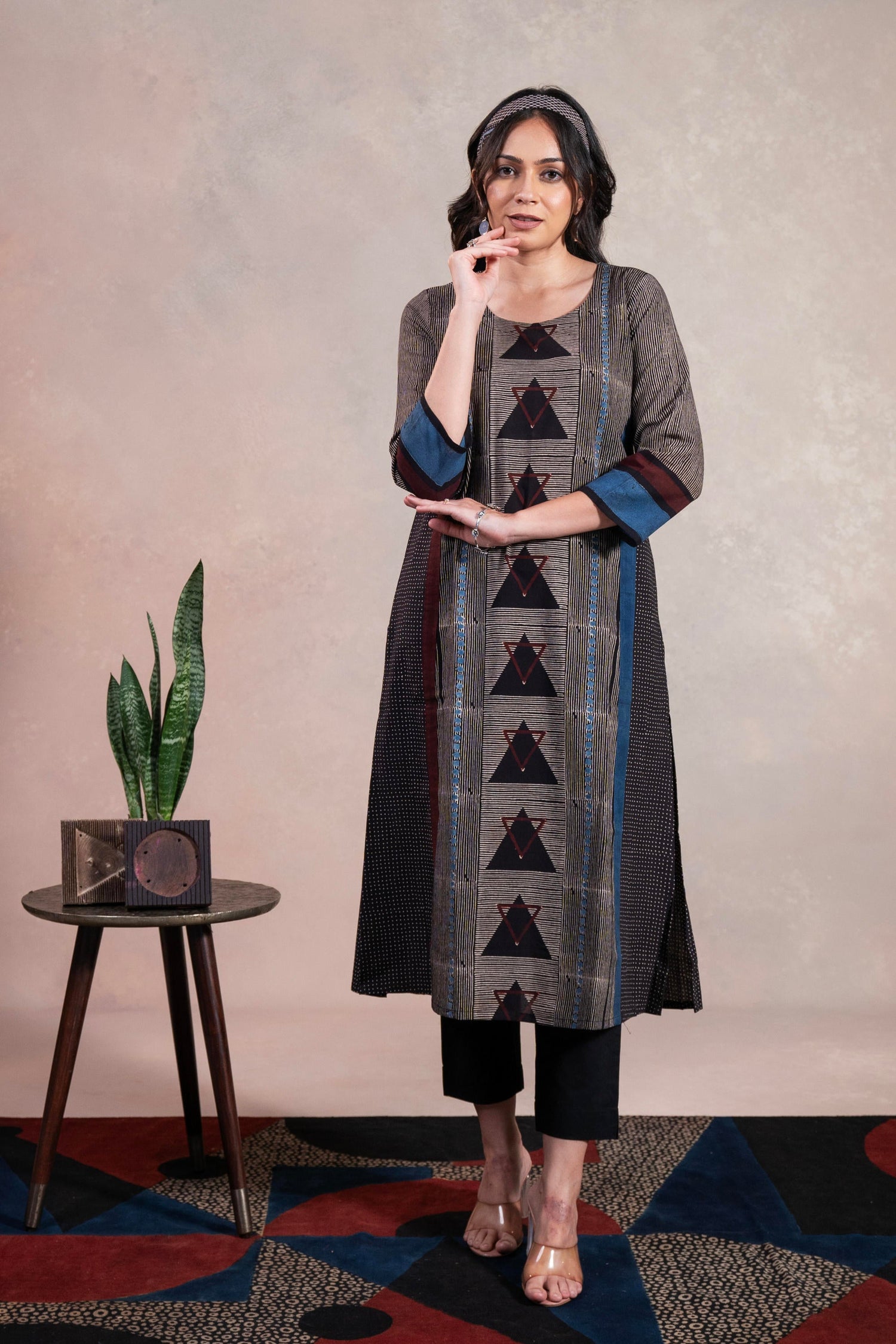 Aakaar Black Ajarakh Cotton Kurta | Ray-ethnic
