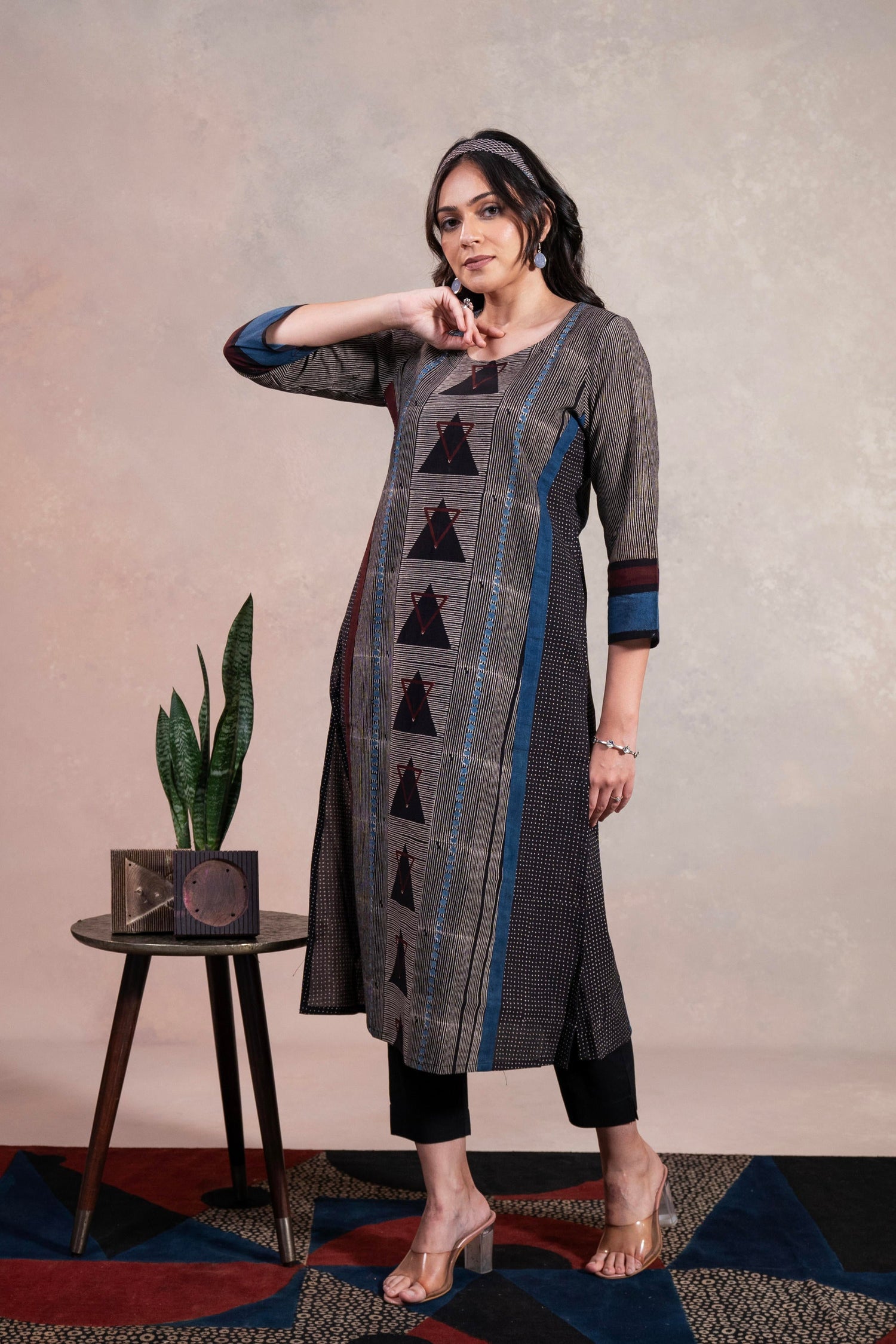 Aakaar Black Ajarakh Cotton Kurta | Ray-ethnic