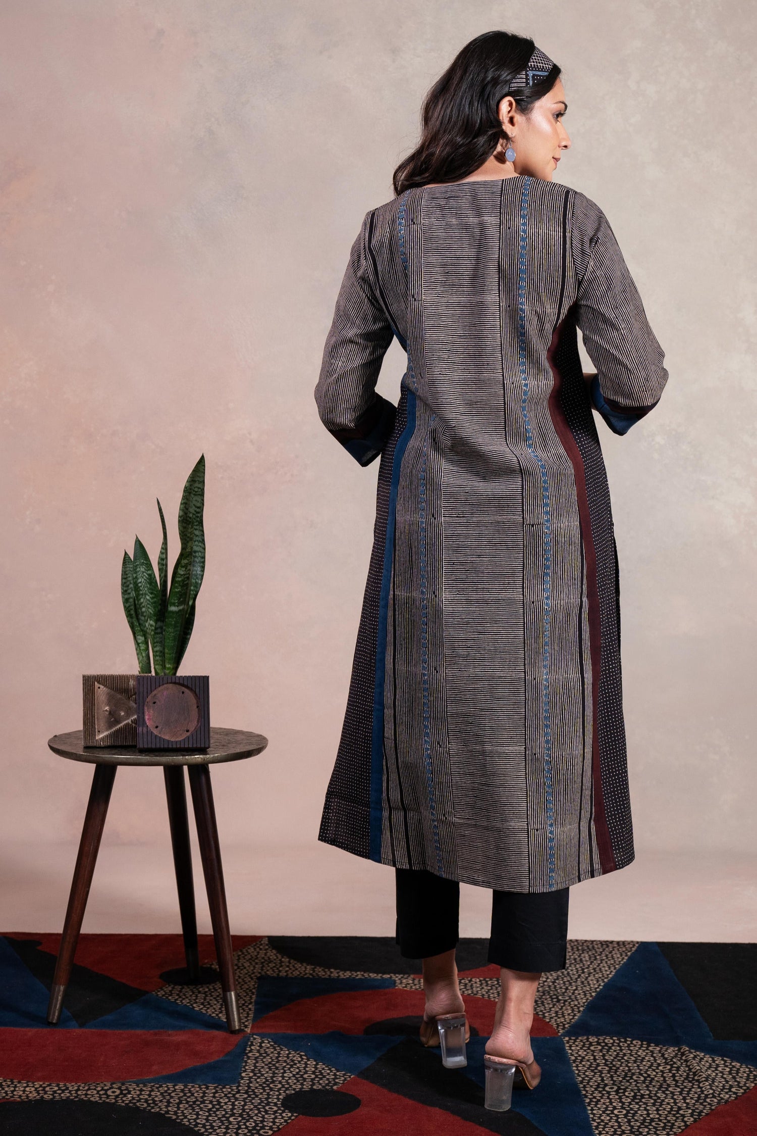 Aakaar Black Ajarakh Cotton Kurta | Ray-ethnic