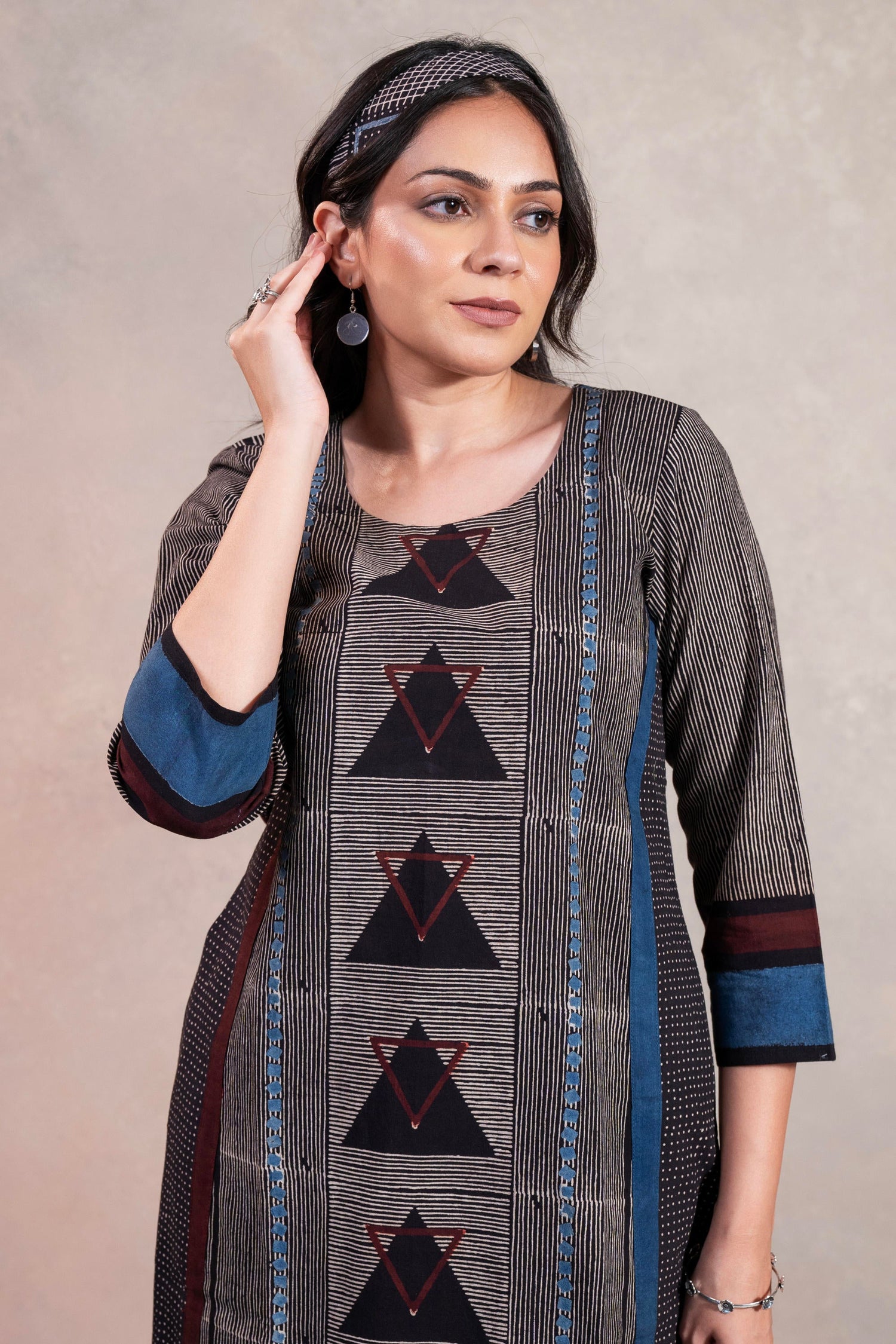 Aakaar Black Ajarakh Cotton Kurta | Ray-ethnic