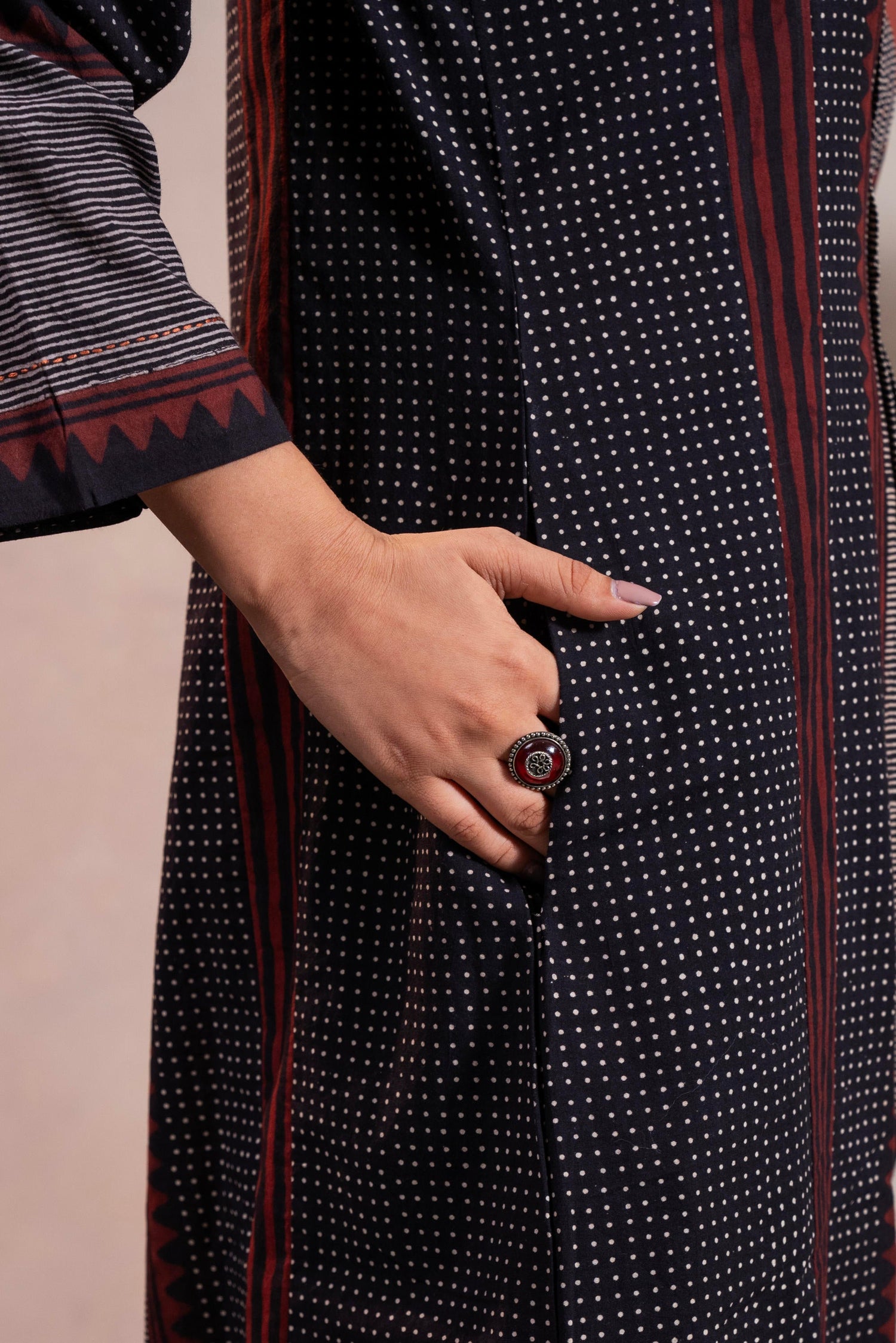Aakaar Black Ajarakh Cotton Kurta | Ray-ethnic