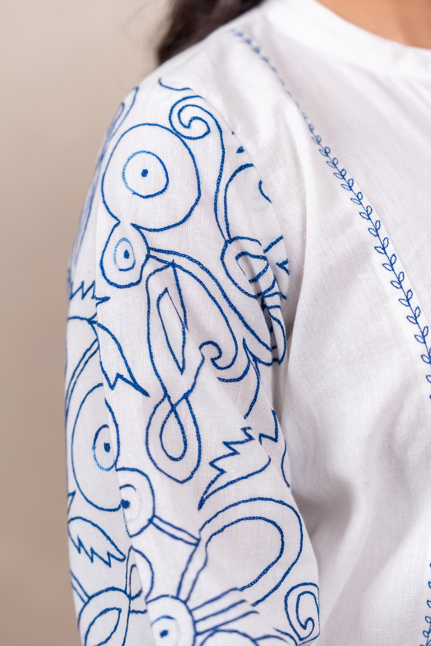 Ari Embroidered White Band-Collar Shirt – Sutra