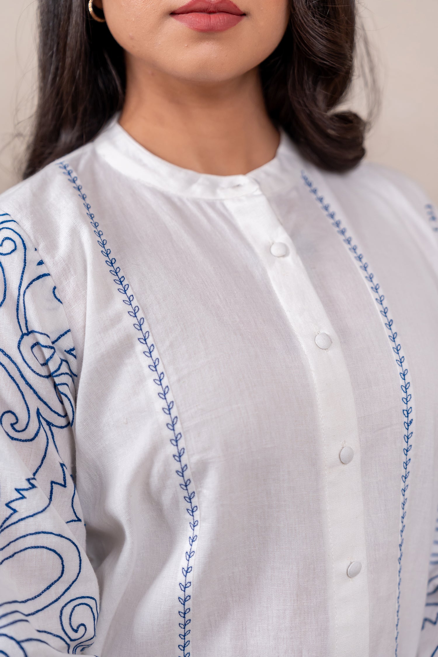 Ari Embroidered White Band-Collar Shirt – Sutra