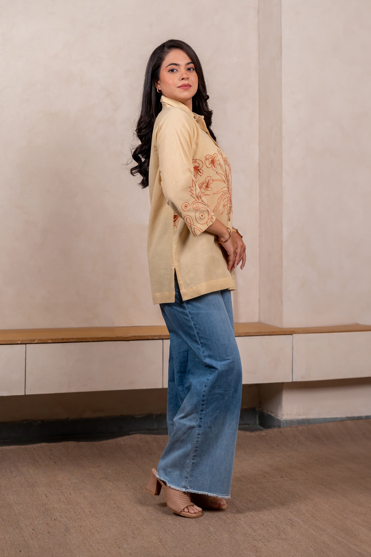 Ari Embroidery Shirt in Light Beige – Sutra