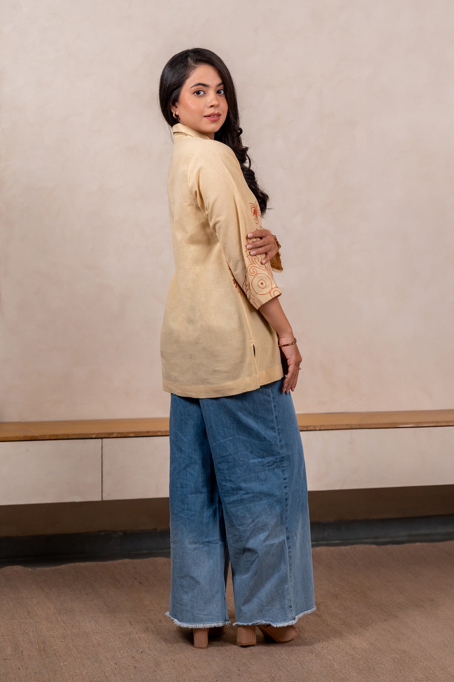 Ari Embroidery Shirt in Light Beige – Sutra