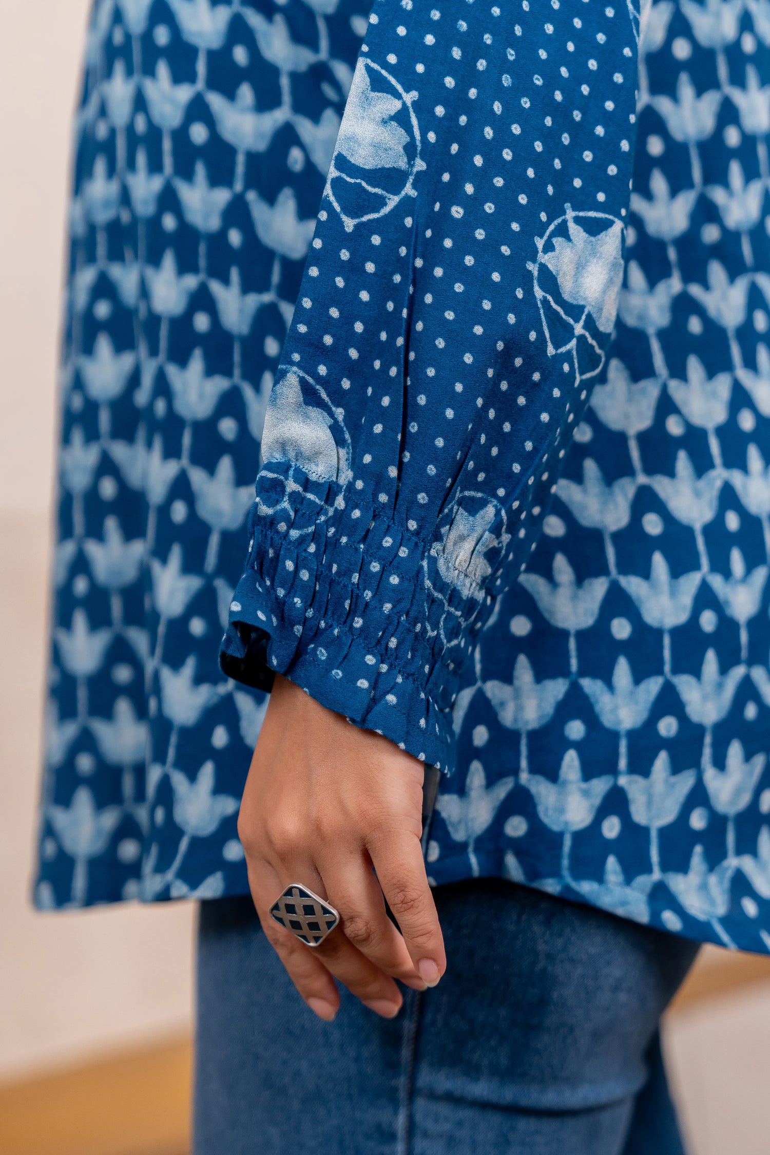 Indigo Dabu Top with Shirred Sleeves – Sutra