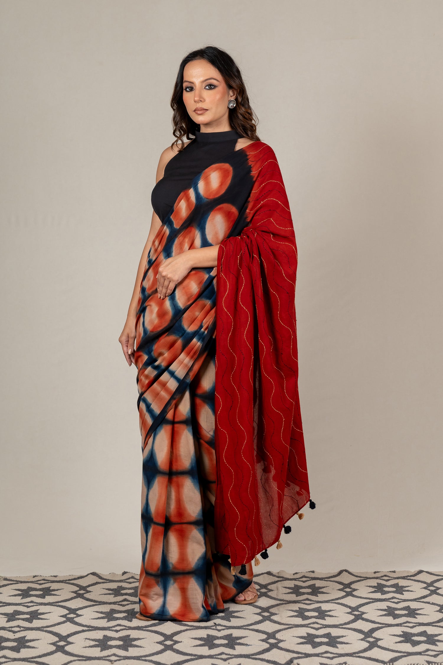 Wooden Circle Block Shibori Saree in Rustic Red and Indigo – Sama