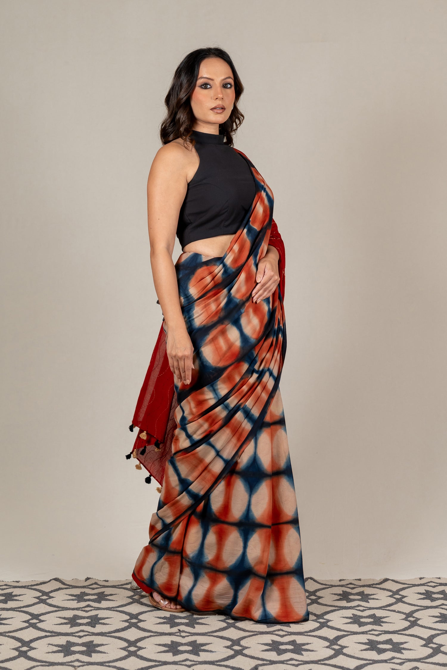 Wooden Circle Block Shibori Saree in Rustic Red and Indigo – Sama