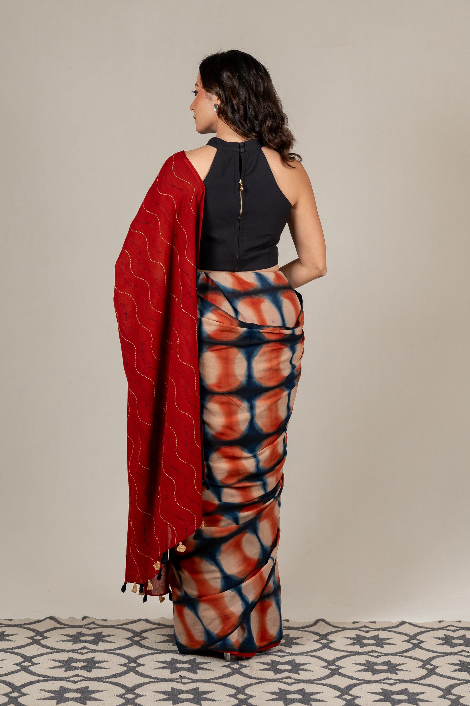 Wooden Circle Block Shibori Saree in Rustic Red and Indigo – Sama