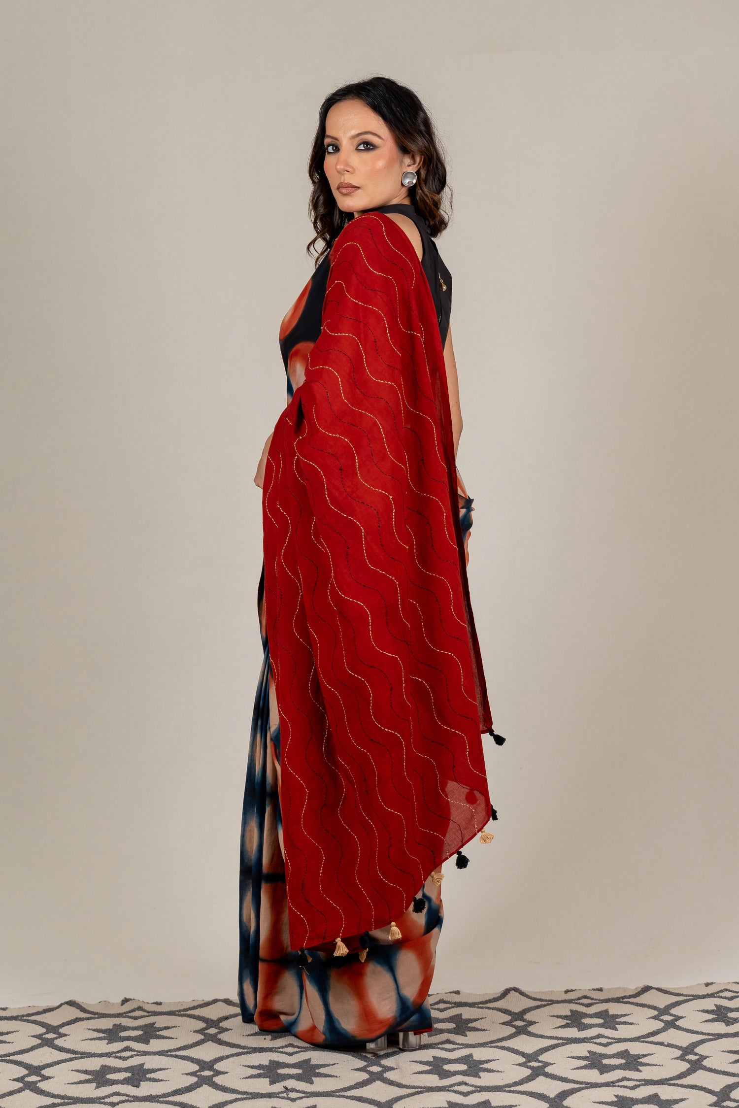 Wooden Circle Block Shibori Saree in Rustic Red and Indigo – Sama