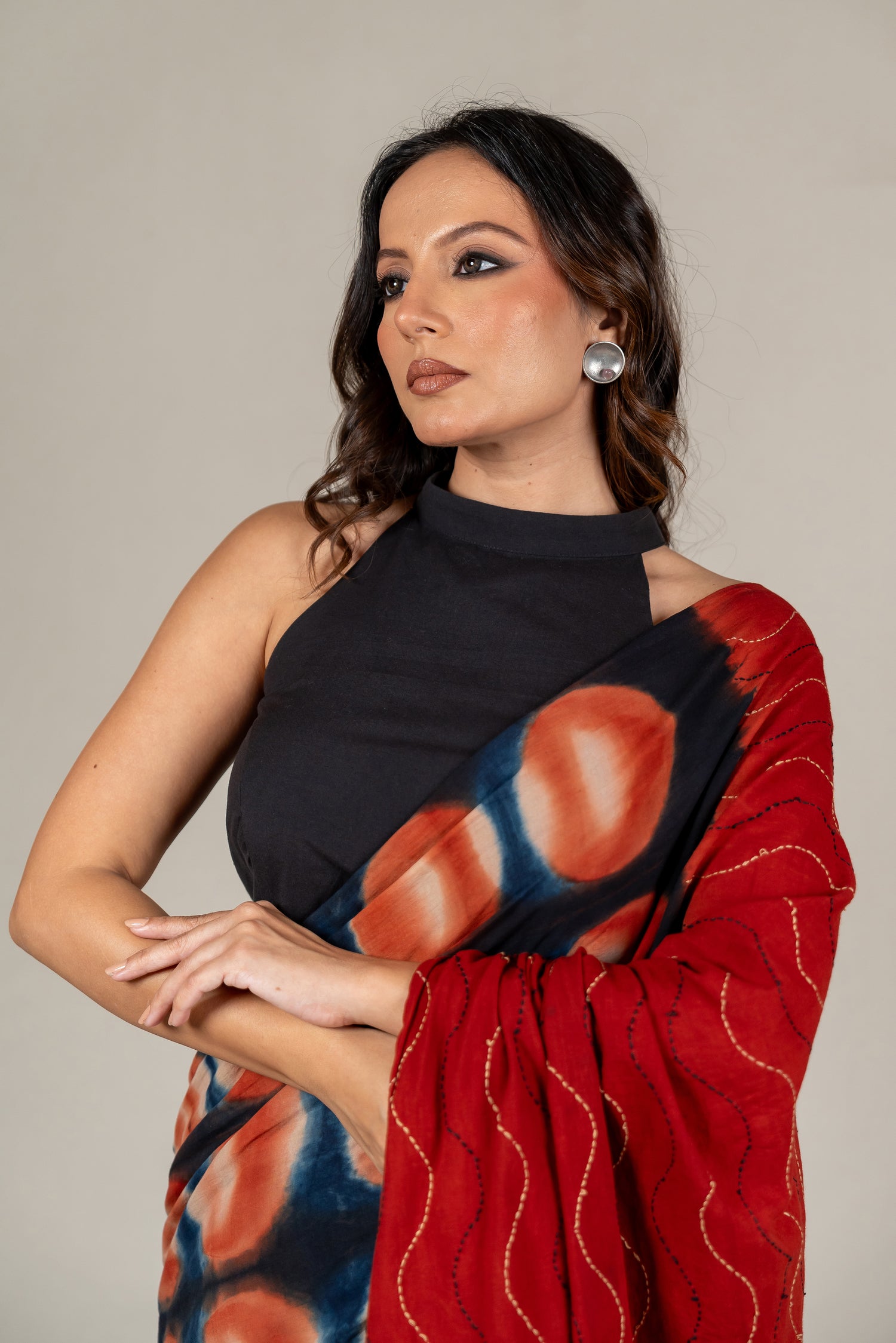 Wooden Circle Block Shibori Saree in Rustic Red and Indigo – Sama
