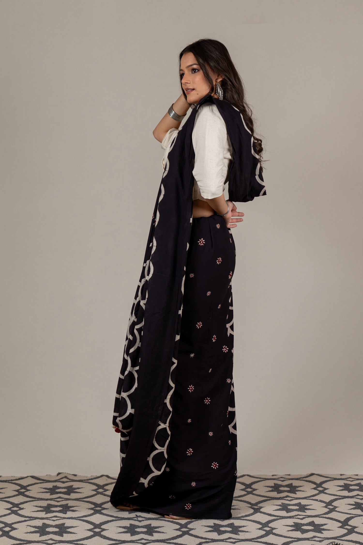 Mulmul Cotton Ajrakh Fish Scale Block Printed Saree in Midnight Black – Sama