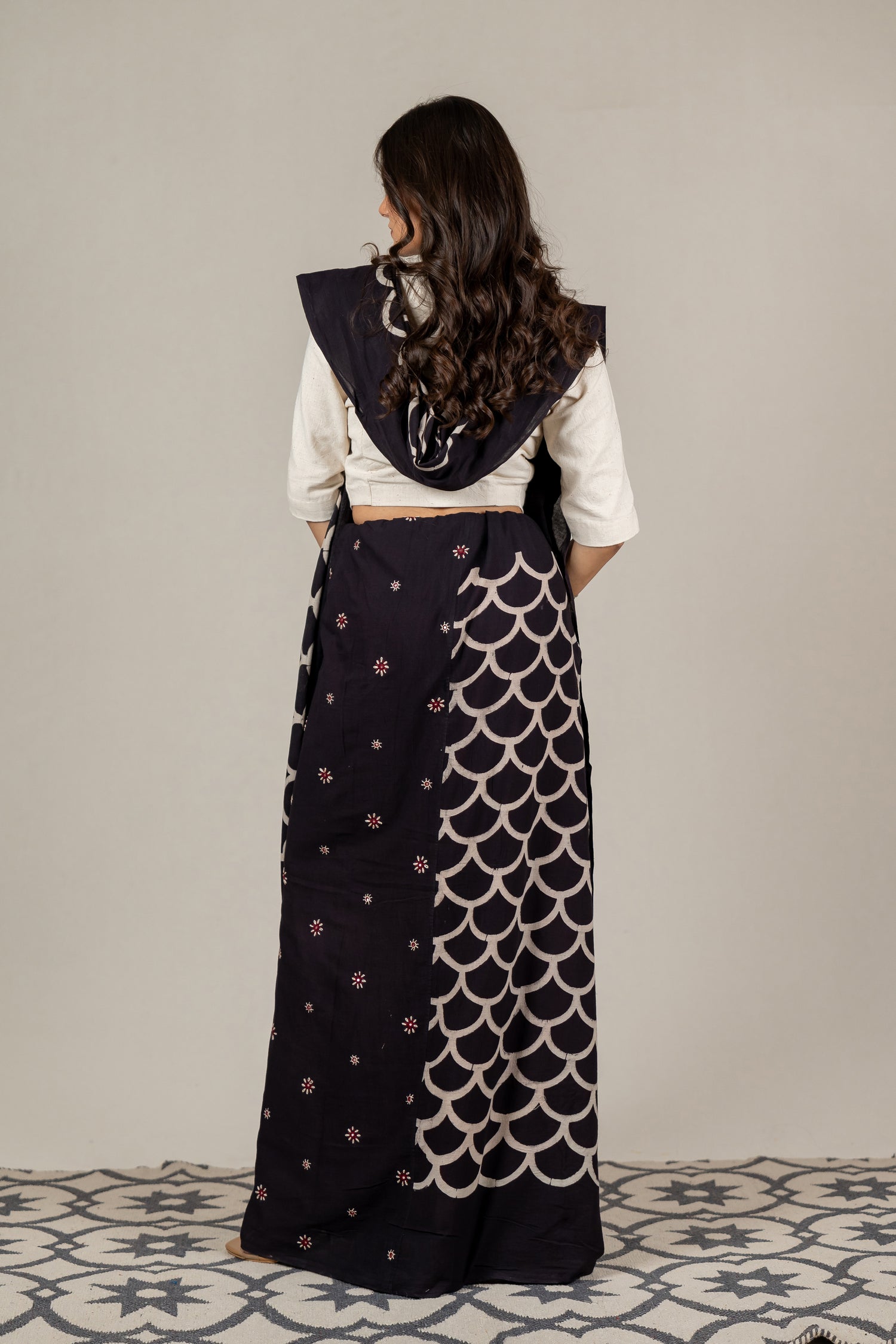 Mulmul Cotton Ajrakh Fish Scale Block Printed Saree in Midnight Black – Sama