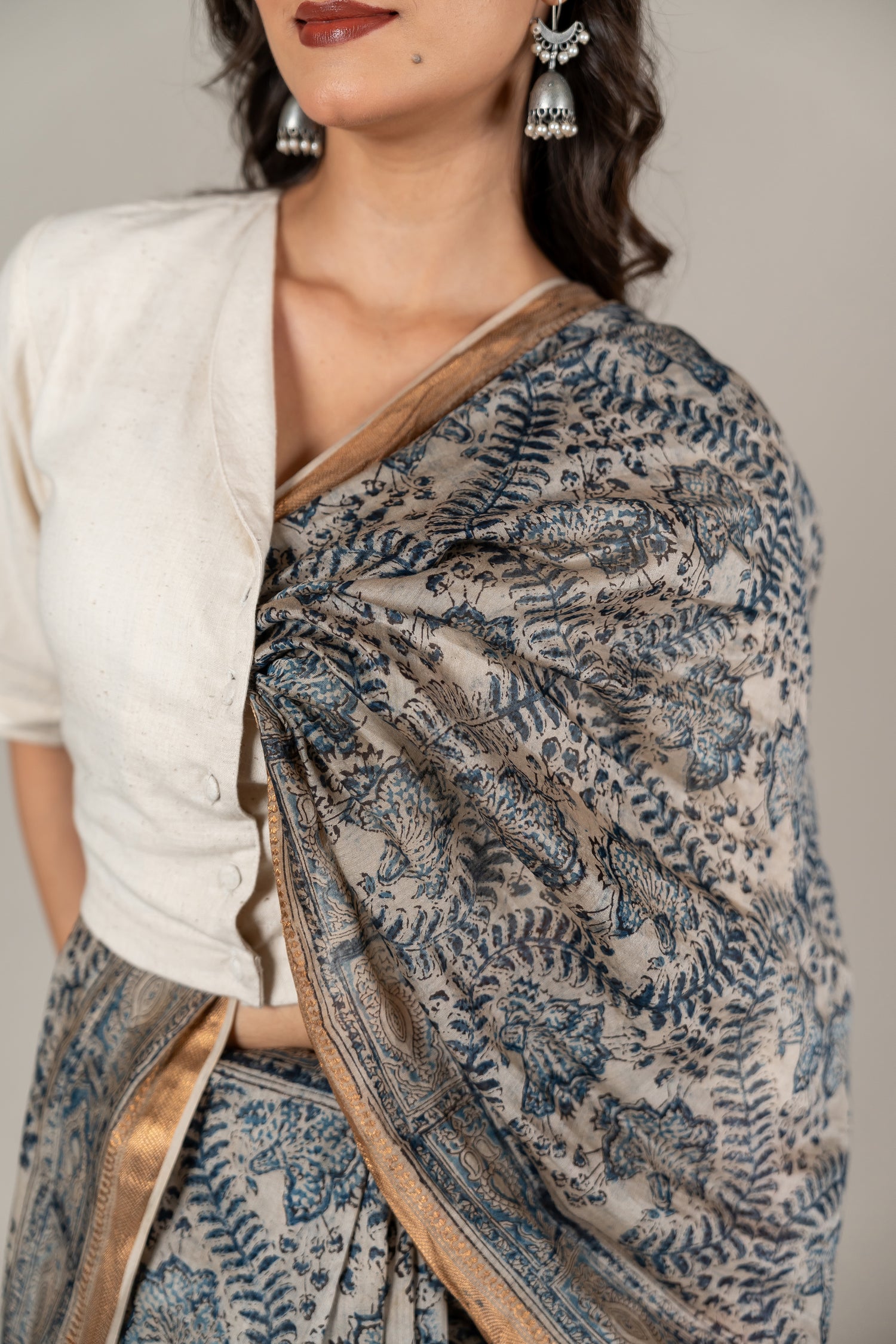 Mul Chanderi Kalamkari Block Printed Saree in Beige and Indigo – Sama