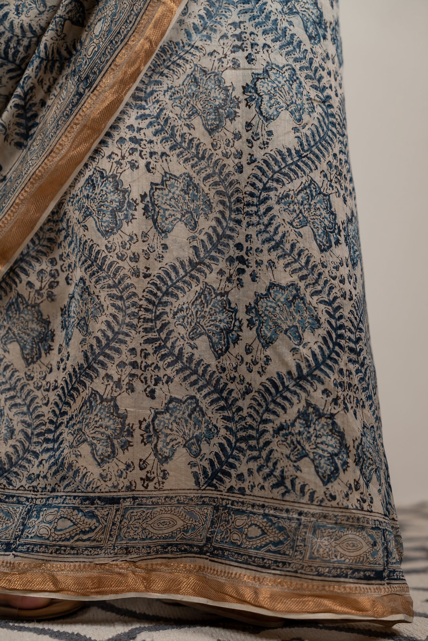 Mul Chanderi Kalamkari Block Printed Saree in Beige and Indigo – Sama