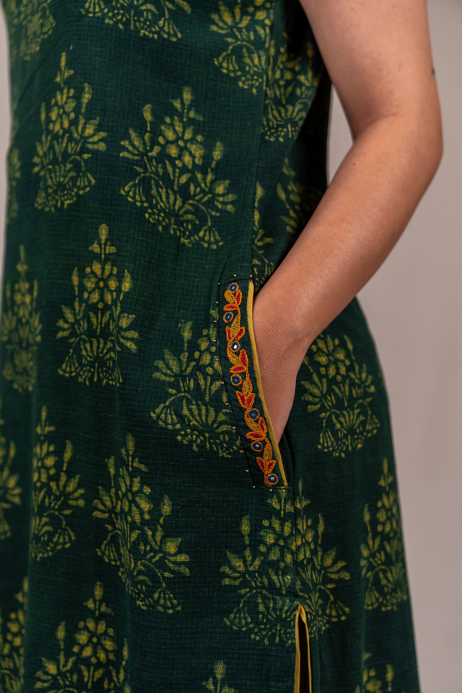 Dark Green Dabu Sleeveless Kurta – Sutra
