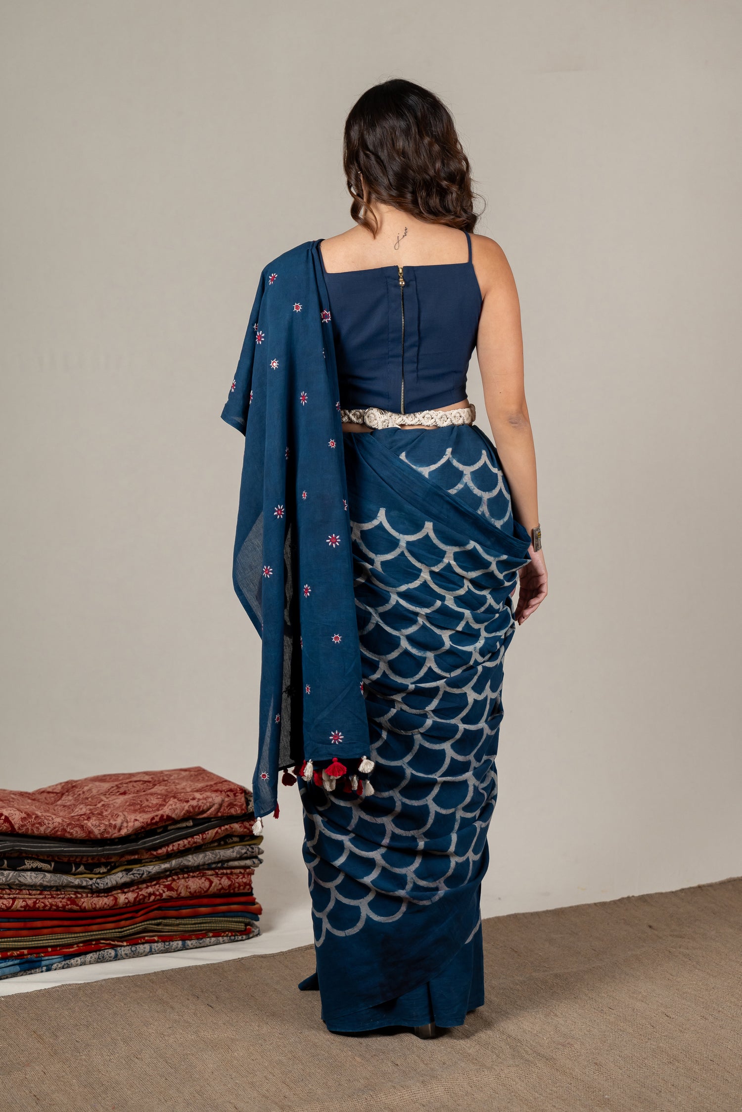 Mulmul Cotton Ajrakh Fish Scale Saree in Indigo – Sama