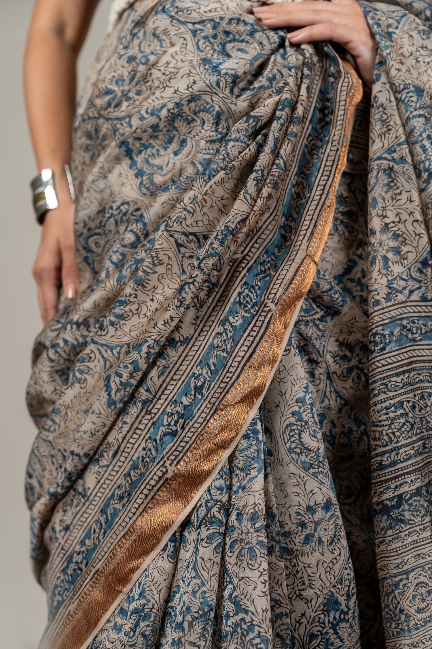 Mul Chanderi Kalamkari Block Printed Saree in Beige Indigo – Sama