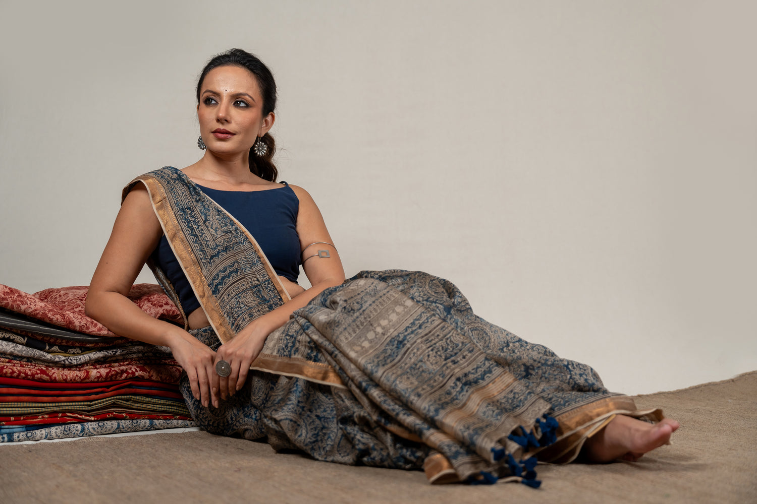 Mul Chanderi Kalamkari Block Printed Saree in Beige Indigo – Sama