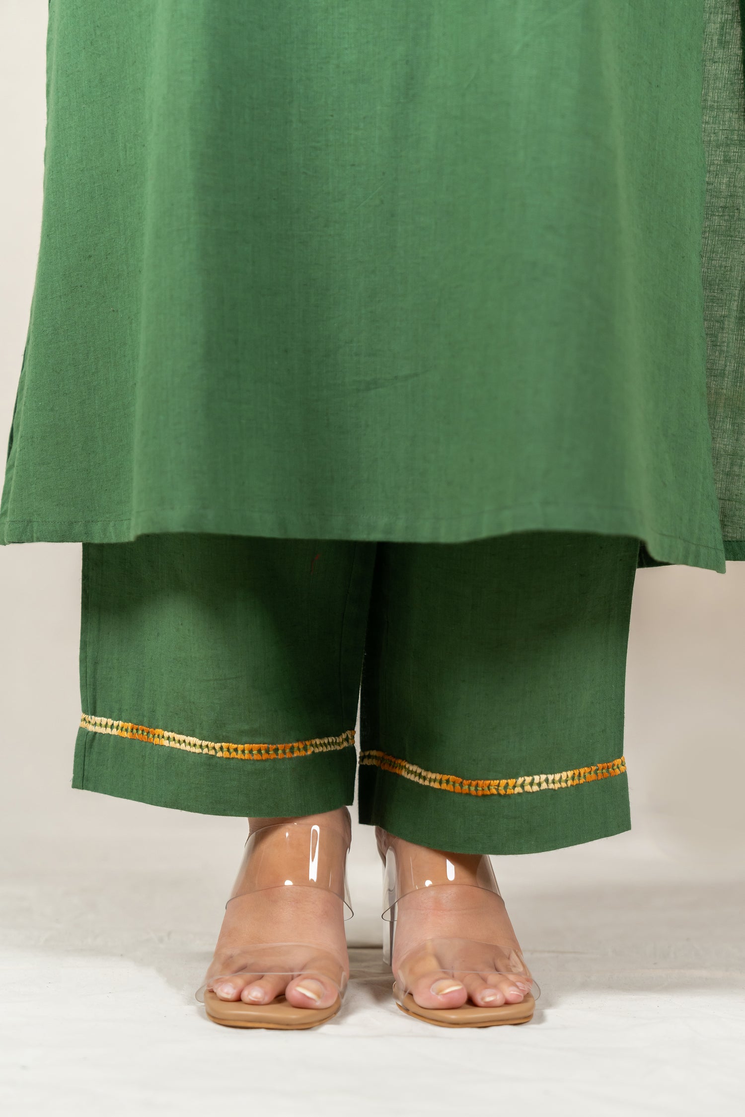 Green Sleeveless Hand Embroidered Handloom Cotton Kurta Set  – Suchi